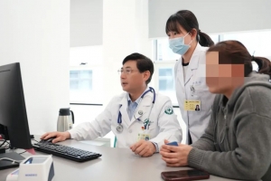 專家書記分院坐診，用心服務(wù)百姓健康